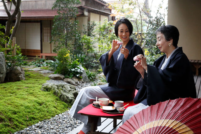 風情あふれる茶室を見ながら、手作りのもなかを食べ、母娘のおしゃべりも弾む