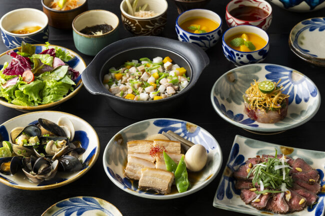 「土間ダイニング」で味わえる「ギャザリングディナー」は沖縄料理など30種類以上から選べる