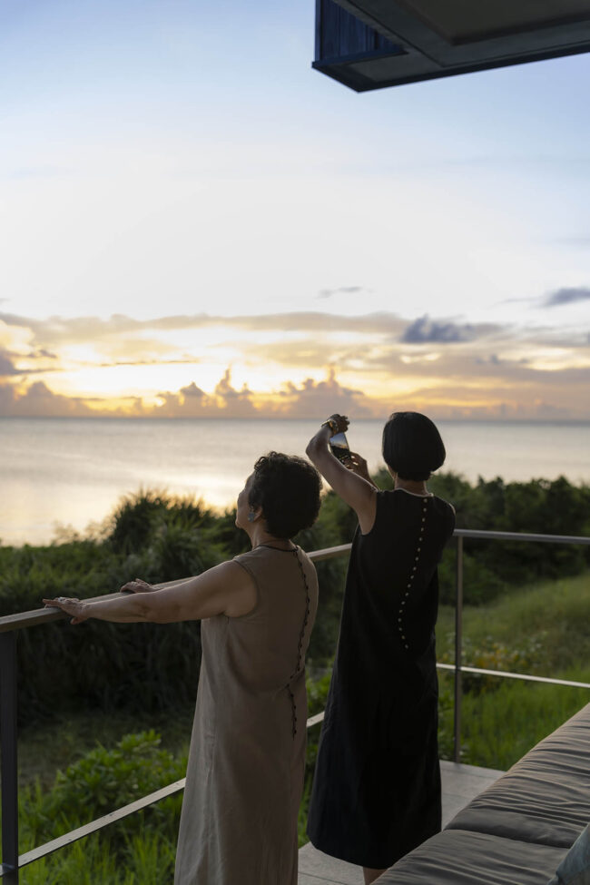 空と海の色の変化に思わず写真を撮りたくなる、夕景の美しさ