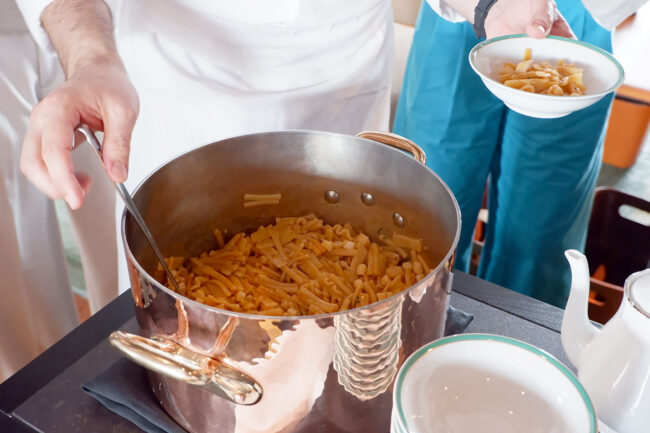 ナポリの 伝統的なパスタ・ミスタ（異なる形状のパスタをミックスしたもの）を使い、濃厚なイカのソースで仕上げたパスタ