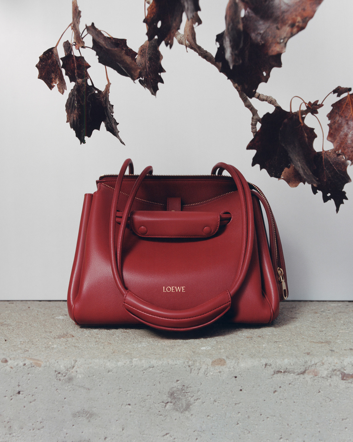 Loewe」の新たなアイコン誕生。台形シルエットが際立つ「マドリード 