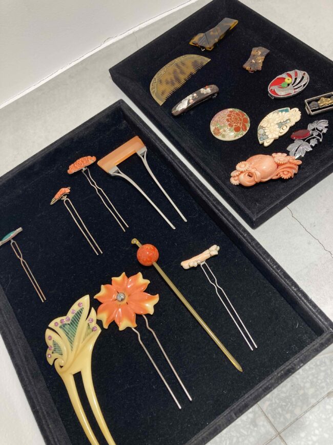 帯留めやかんざしのあしらいも和装の醍醐味。