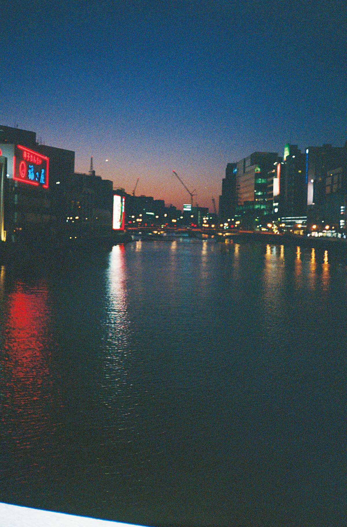 愛用機は、富士フイルムのX-E2やX-H2、ミノルタのMAC-DUAL、PENTAX 17など幅広い。MAC-DUALで撮影したこの写真は、博多・中洲での一コマ。大舞台後で心がほぐれた夜、目に飛び込んできた光景だとか。