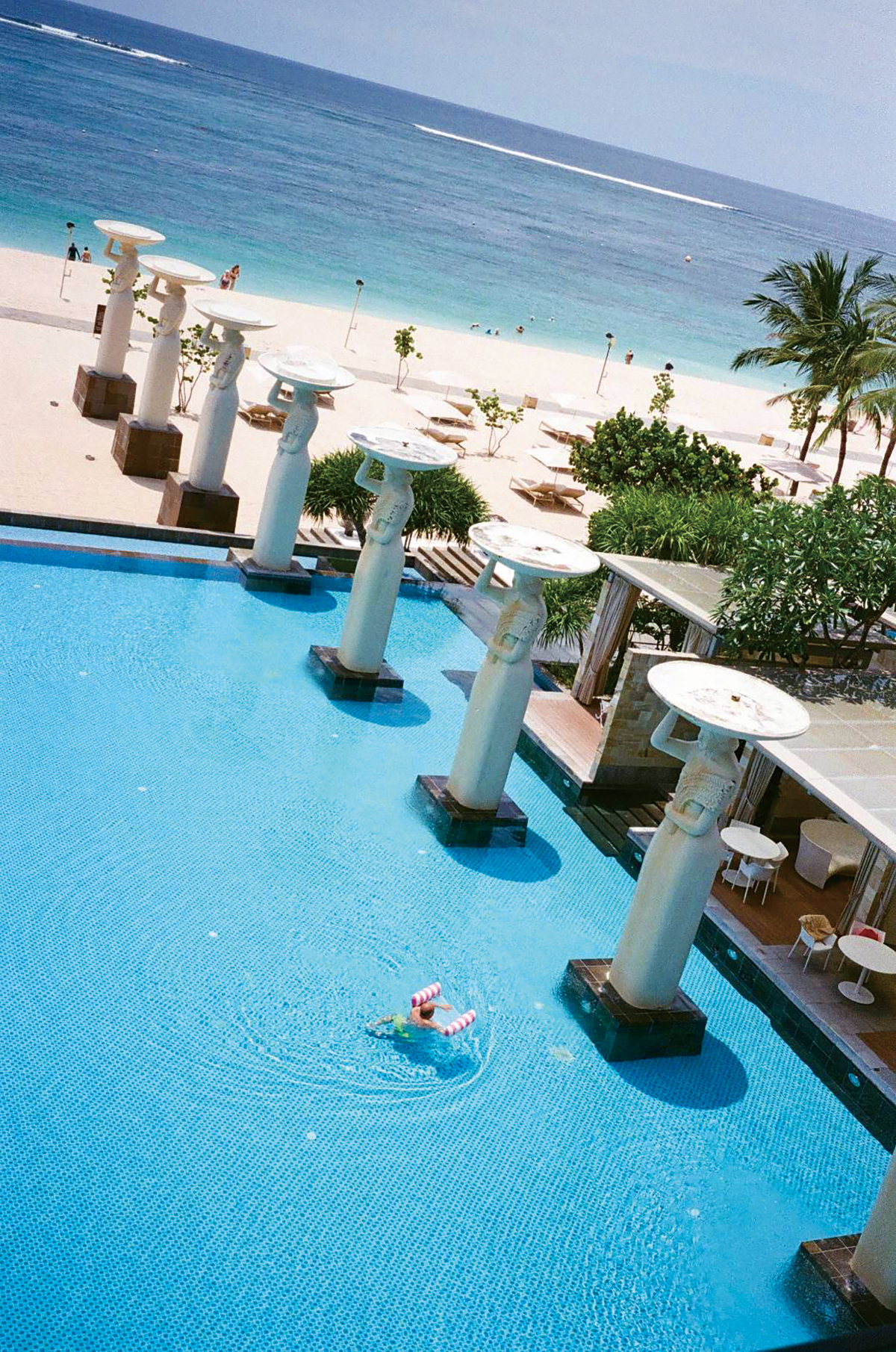 バリのホテルの窓から撮影。「プールに浮かぶおじさんがかわいくて、気がついたらシャッターを押していました」