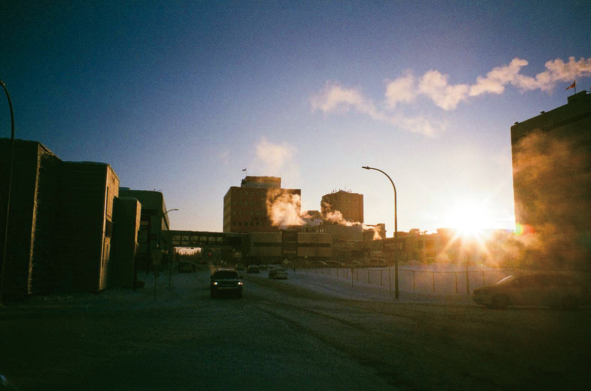 カナダのイエローナイフで。日照時間の少ない極寒の地で、朝焼けとともに立ち上る蒸気やきらめく車のライトが美しい。