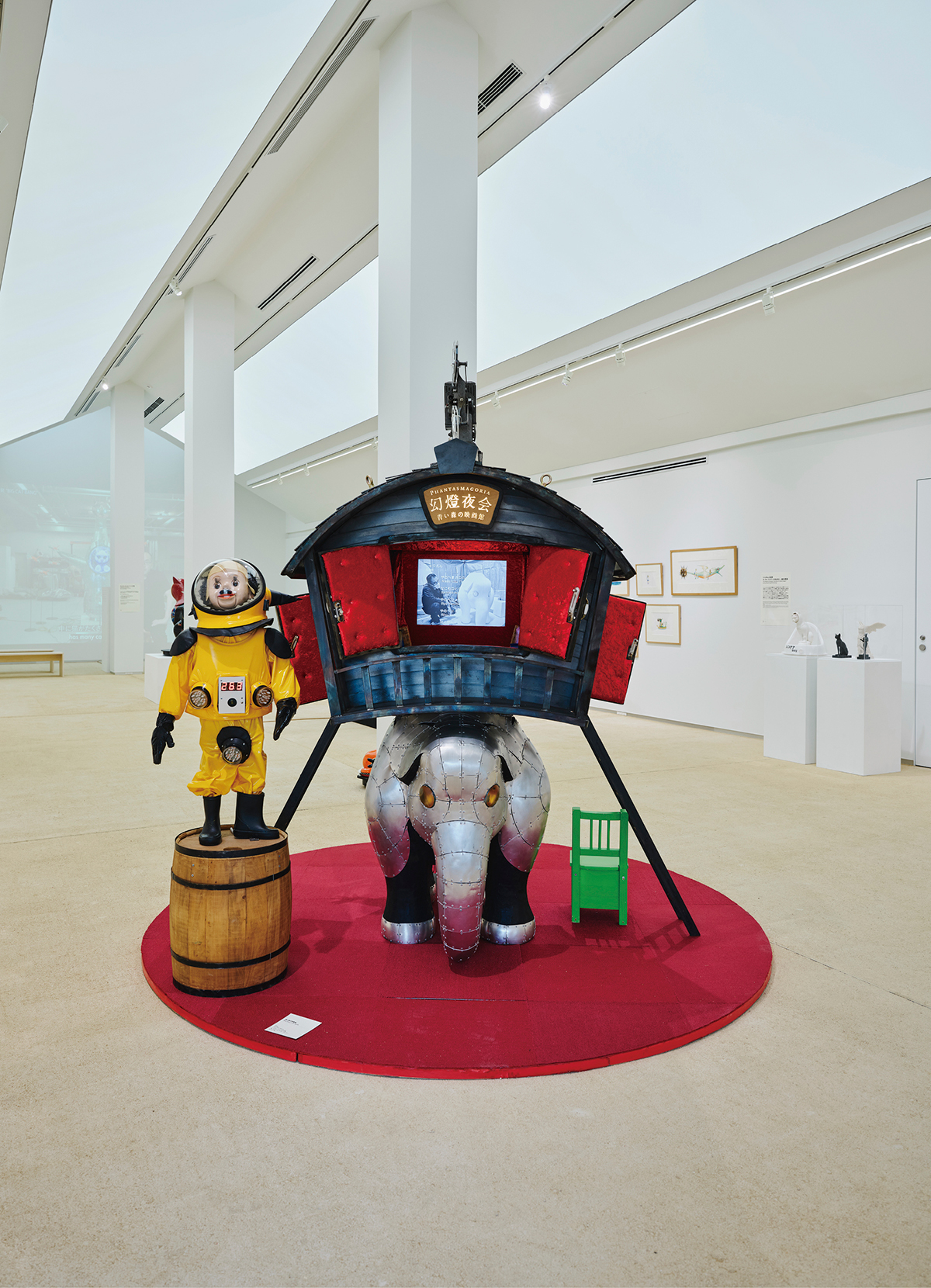 展示風景より『青い森の映画館』。核攻撃を生き延びるための教育番組を上映する子ども用映画館。左には腹話術人形の『トらやん』の姿が。　Photo：Takashi Kawashima