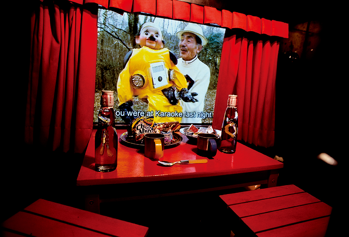 『森の映画館』内部（2004年）『トらやん』とヤノベの実父が核攻撃から生き延びる術を伝える、子ども専用の映画館。　Photo：Seiji Toyonaga