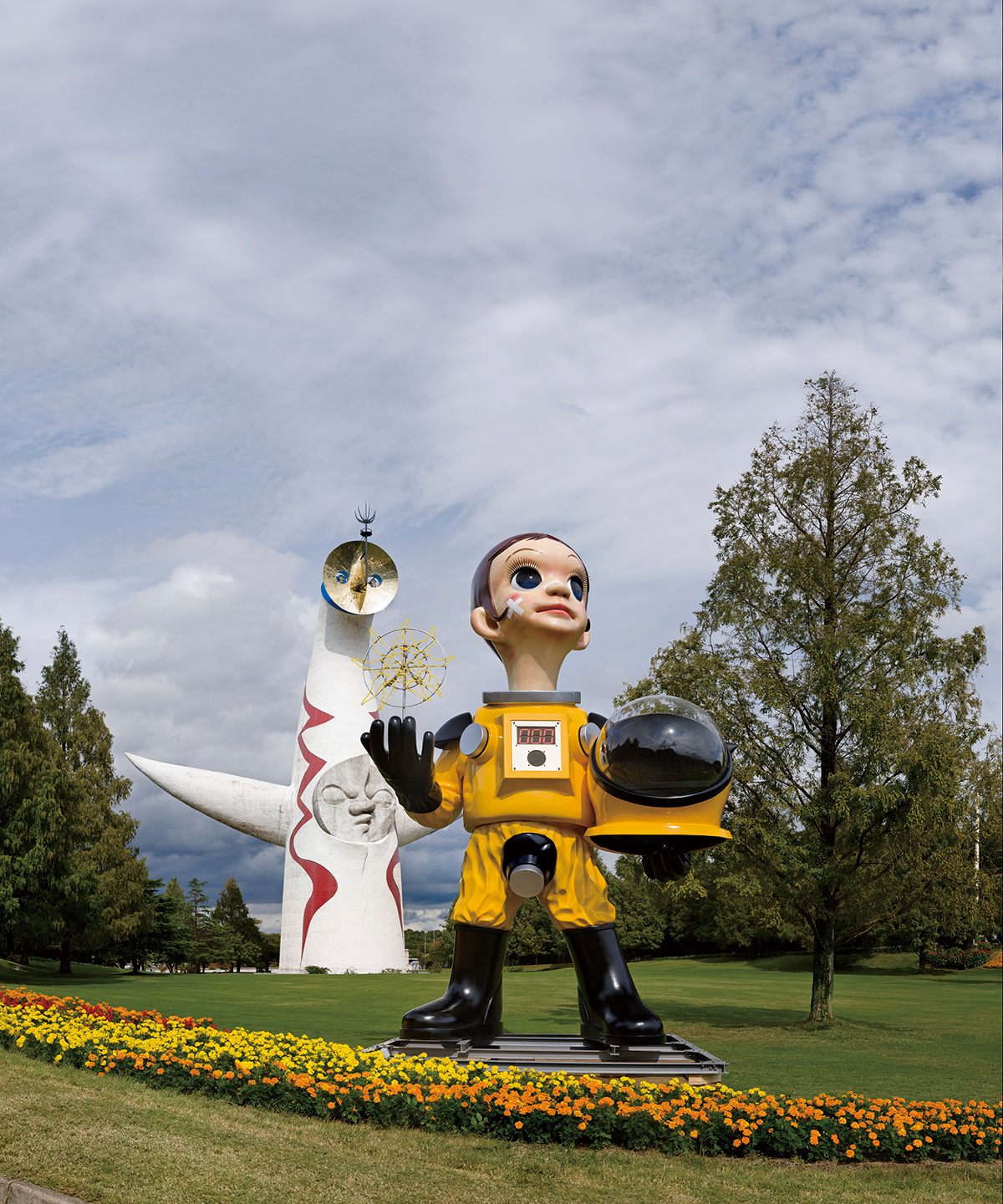 福島第一原子力発電所事故を受けて制作された、太陽を手にした希望の子どもの像『サン・チャイルド No.1』（2011年）　「おおさかカンヴァス推進事業2011・特別展示」万博記念公園での展示風景。　Photo：Tomas Svab