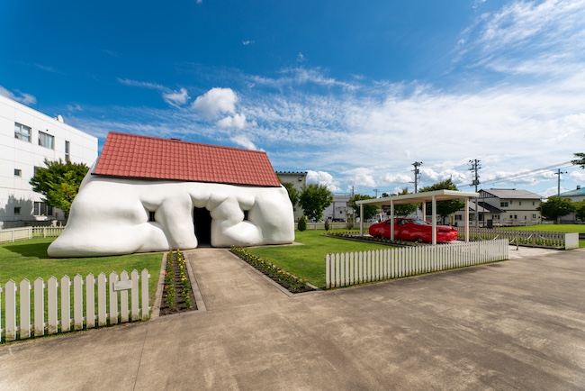 『ファット・ハウス』『ファット・カー』2010年 撮影：小山田邦哉