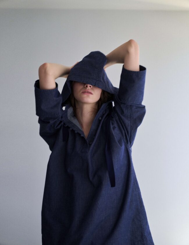 軽くて強度のある和紙デニム素材を使用したfoodie blouse long denim。前は短く直線的で後ろはフレアーがふんだんに入ったヒップが隠れるテールカット。