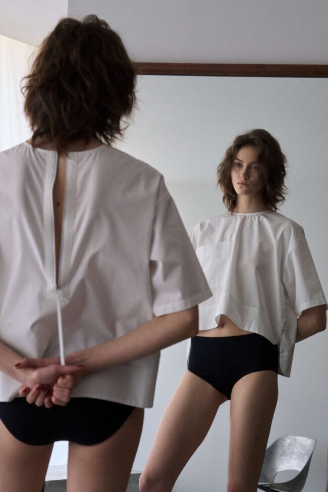 ボックスTシャツのデザインをシャツ生地で作ったショート丈ブラウス blouse short White。サイドスリットのブレードとくるみボタンがポイント。