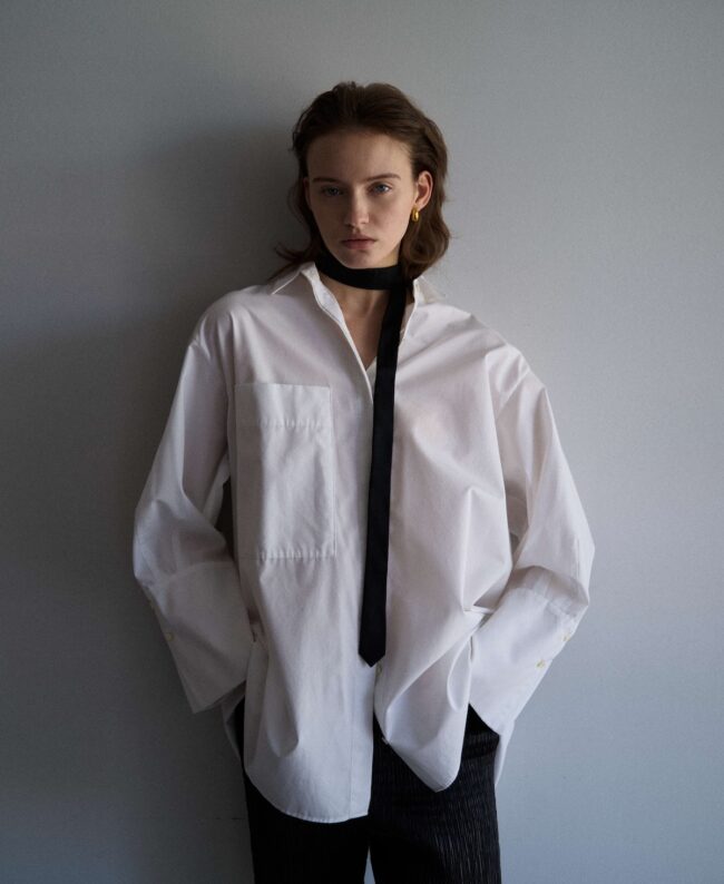 オーバーサイズのミディアム丈クラシックシャツ。ビッグカフスがポイント。ボタンはリサイクルボタンを使用。