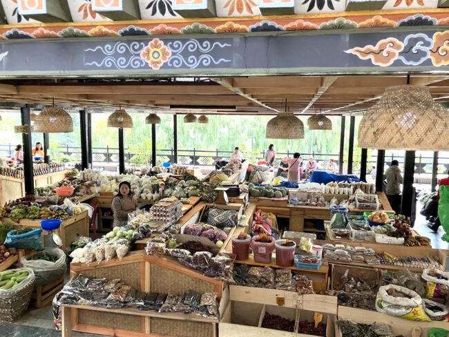 首都ティンプーの中心地にあるCentenary Farmers Market。ブータンには化学肥料が入っていないので、お野菜は基本的に全てがオーガニックだそう。
