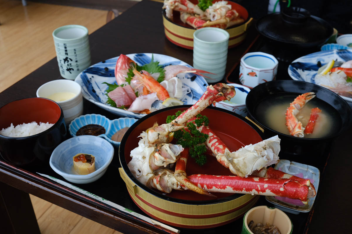 さばきたて、茹でたてのカニの足2本相当がつくボリューム満点な「高足ガニ定食」¥6,700