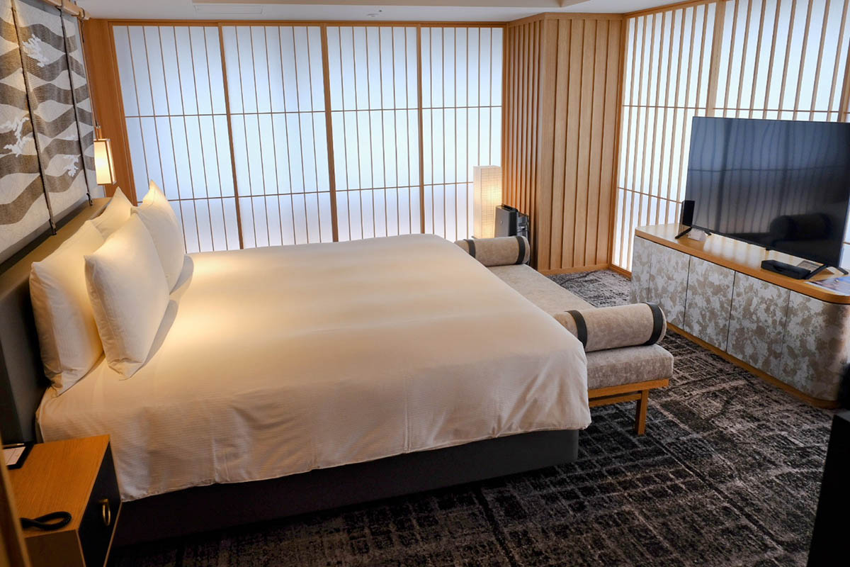 80平米の広さを誇る「デラックススイート」のベッドルーム