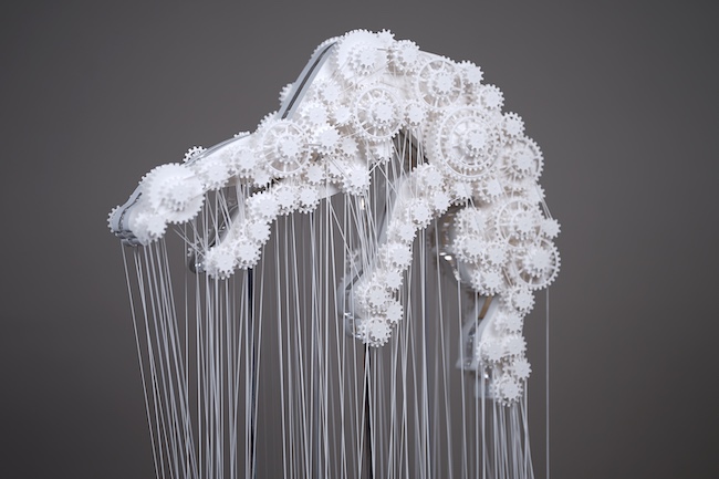 伊藤航『Control』 ケント紙、アクリル樹脂、桧、木ネジ、ウレタン塗装 2024 Courtesy of GALLERY KOGURE