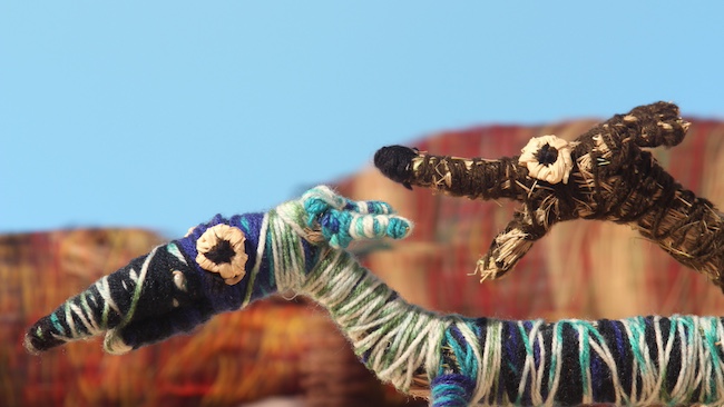 ジャンピ・デザート・ウィーヴァーズ『私の犬、ブルーイーとビッグ・ボーイ』(2018年) ジャンピ・デザート・ウィーヴァーズ、NPY ウィメンズ・カウンシル Image by Jonathan Daw. © Tjanpi Desert Weavers, NPY Women’s Council