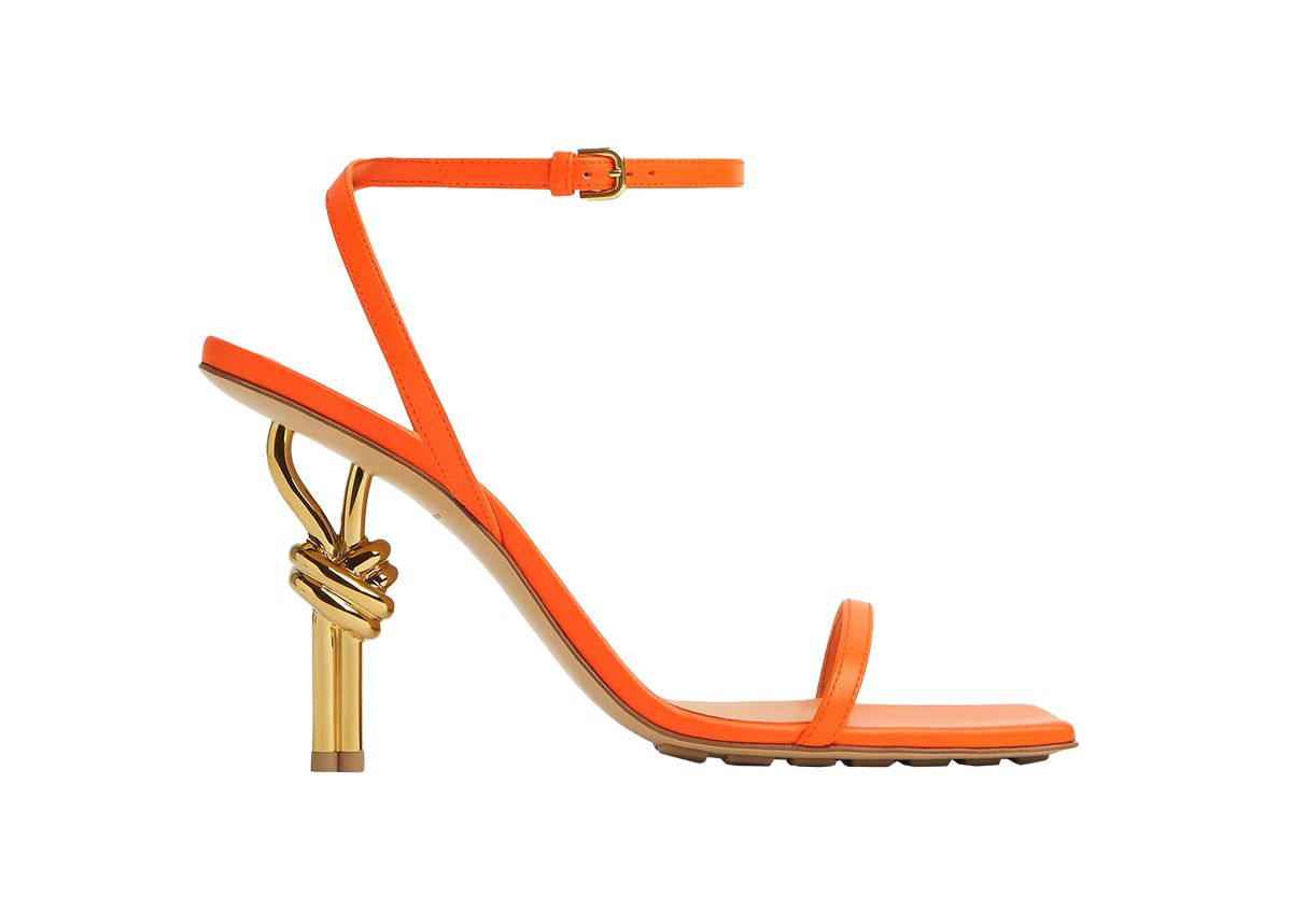 サンダル（ヒール9cm）￥231,000／Bottega Veneta（ボッテガ・ヴェネタ ジャパン 0120-60-1966）