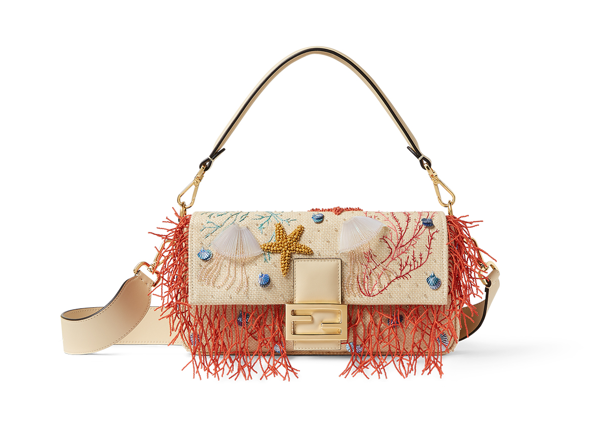 バッグ（W27×H15×D6cm）￥918,500／Fendi（フェンディ ジャパン 0120-001-829）