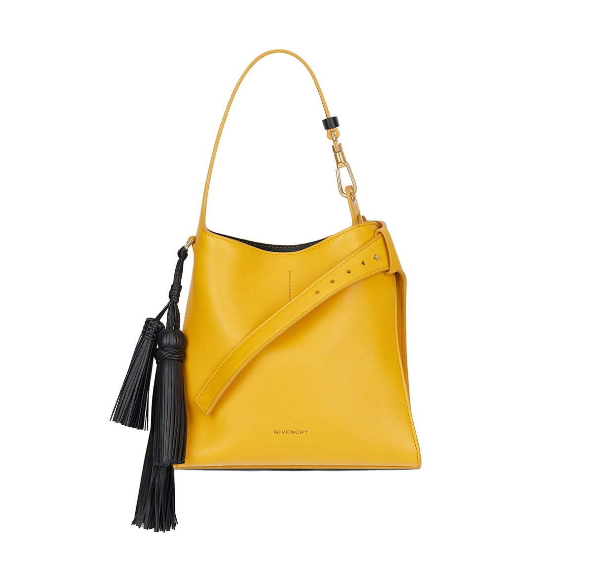 バッグ（W20×H22×D7cm）¥412,500／Givenchy（ジバンシィ ジャパン 0120-218-025）