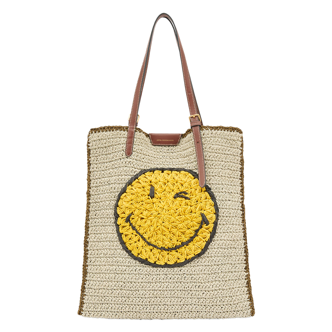 バッグ（H38×W33×D16cm）¥132,000／Anya Hindmarch（アニヤハインドマーチ ジャパン）