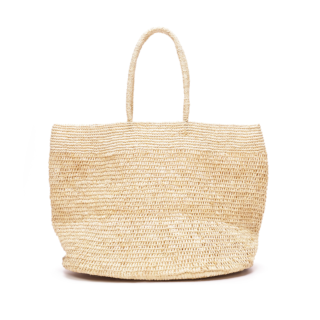 バッグ（H33×W42×D32cm 実寸）¥169,000／The Row（ザ・ロウ・ジャパン）