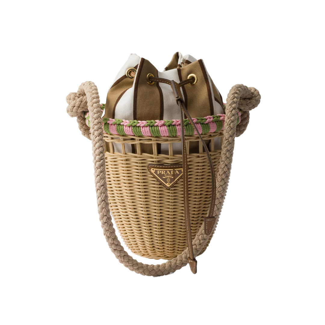 バッグ（H17×W7×D7cm）¥313,500（予定価格）／Prada（プラダ クライアントサービス）