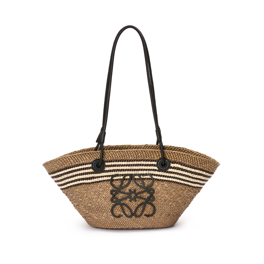 バッグ（H17×W38×D13cm）¥136,400／Loewe（ロエベ ジャパン クライアントサービス）