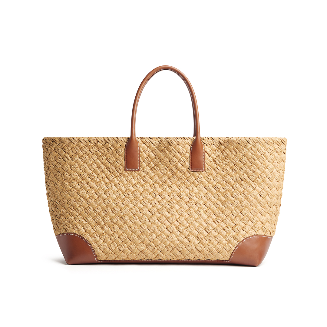 バッグ（H31×W46×D22cm）￥1,644,500／Bottega Veneta（ボッテガ・ヴェネタ ジャパン）