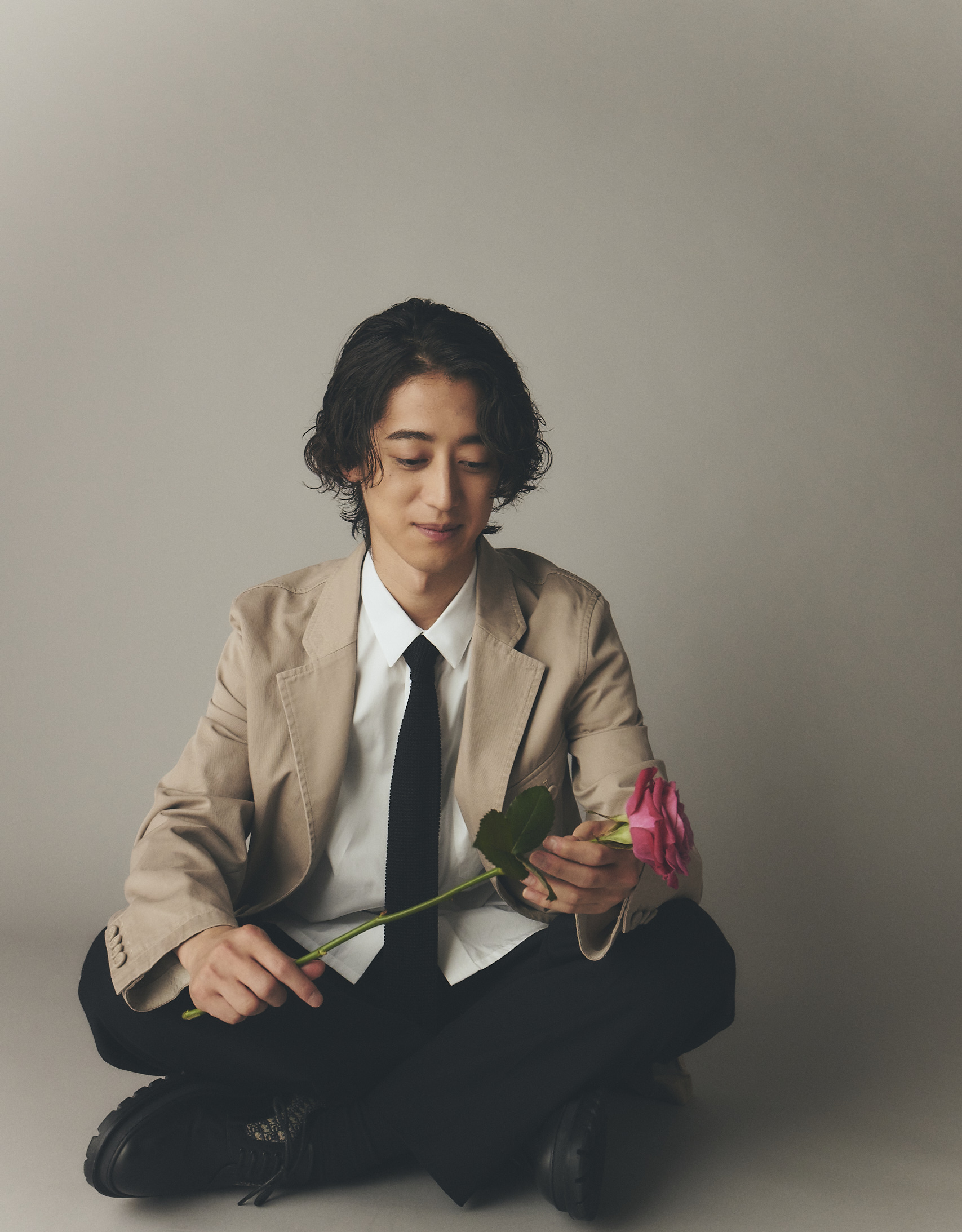 ジャケット¥440,000 シャツ¥145,000 パンツ¥240,000（参考価格）ネクタイ￥37,000 シューズ¥145,000／すべてDior（クリスチャン ディオール）