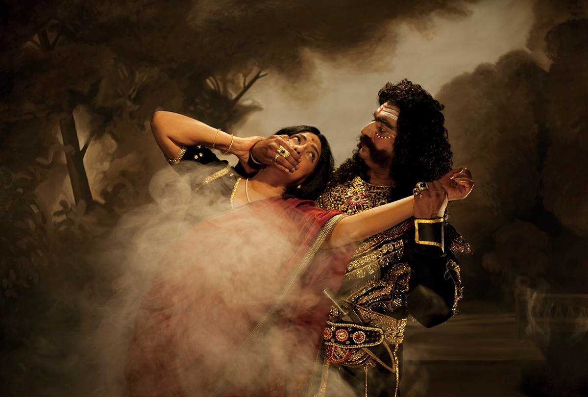 「『ラーマーヤナ』より3人の女性の物語」シリーズ。古代インドの叙事詩において、男性に拉致されるなど脇役として扱われがちな女性像に焦点を当てる。『Avega～The Passion, Abduction / The Mist』2012年　© Pushpamala N