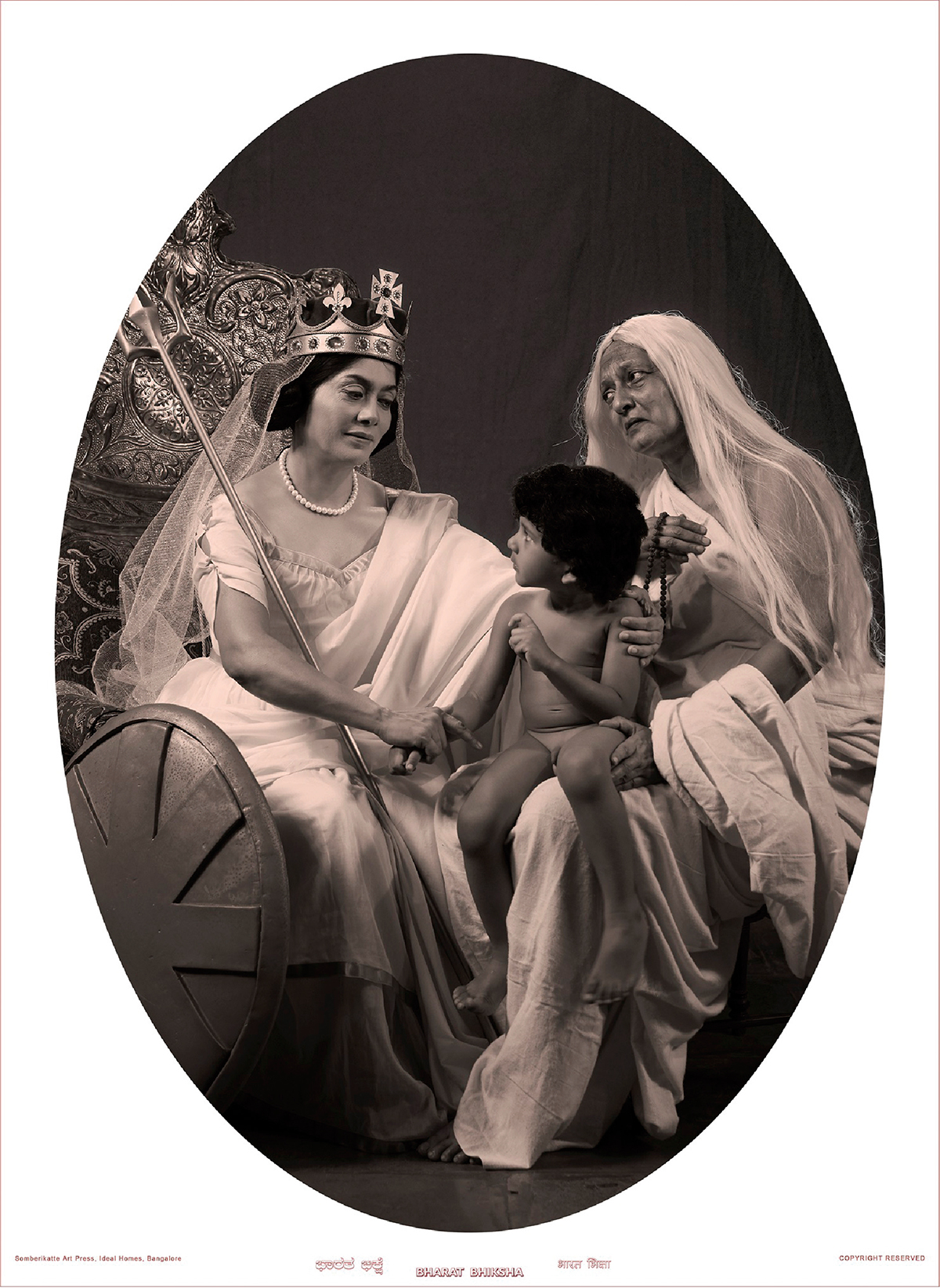 「母なるインド」より。インドの窮状を老婆になぞらえ、男児を若き象徴とした絵画の批判的再現。『Bharat Bhiksha（after 1878-1880 Calcutta Art Studio print）』2018年　© Pushpamala N