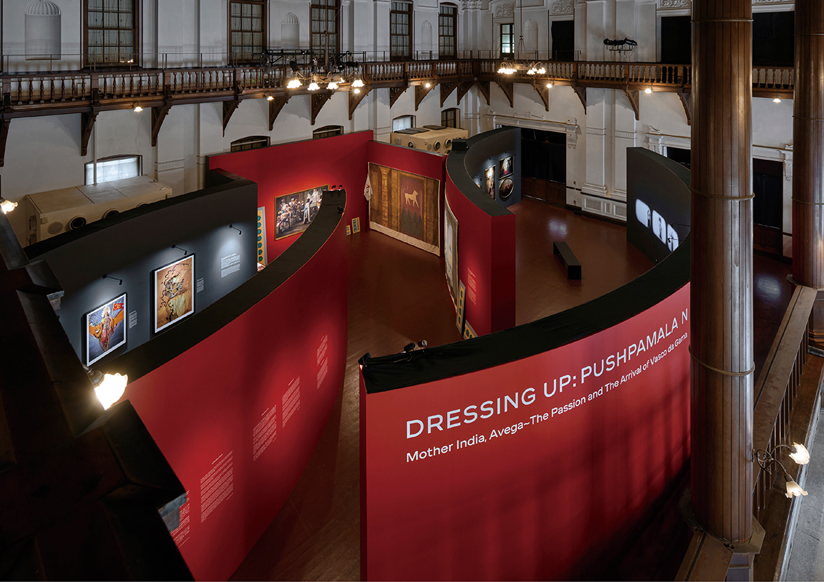 4月12日〜5月11日に開催された「KYOTOGRAPHIE 2025 京都国際写真祭」京都文化博物館 別館での展示風景。日本では初となる個展を、インドの文化的・国家的記憶に切り込んだ3つのシリーズ作品で構成した。　© CHANEL