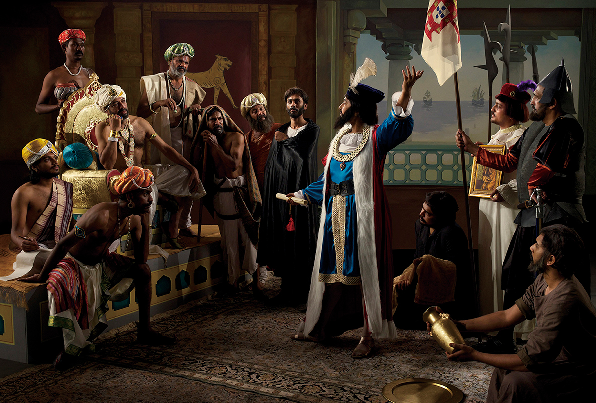 「ヴァスコ ダ ガマの到来」シリーズより、インド新航路の“発見者”として王と謁見するポルトガルの探検家を描いた19世紀の西洋絵画を再現した作品。プシュパマラいわく「貢ぎ物が乏しく謁見は許されなかった史実を歪めた、西洋人優位の作り話です」。『The Arrival of Vasco da Gama （after an 1898 oil painting by Jose Veloso Salgado）』2014年　© Pushpamala N