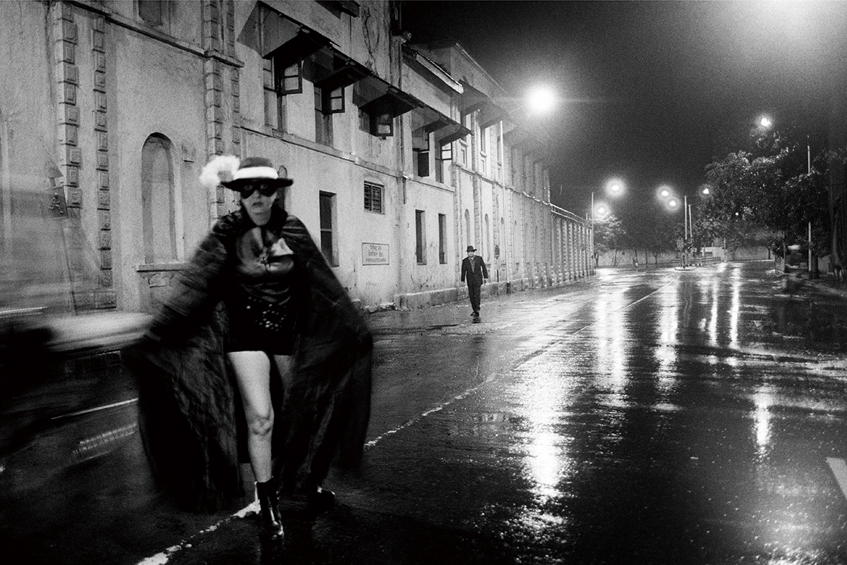 「ファントム レディ あるいはキスメット」シリーズより。映画やテレビシリーズで人気を呼んだキャラクター「怪傑ゾロ」やアメリカンコミック『Phantom』、ボリウッドの人気アクション映画などにインスパイアされたオリジナルキャラクター「ファントム レディ」が、ムンバイの暗黒街で活躍する姿を描く。『Phantom Lady or Kismet』No.19　1996-98年　© Pushpamala N