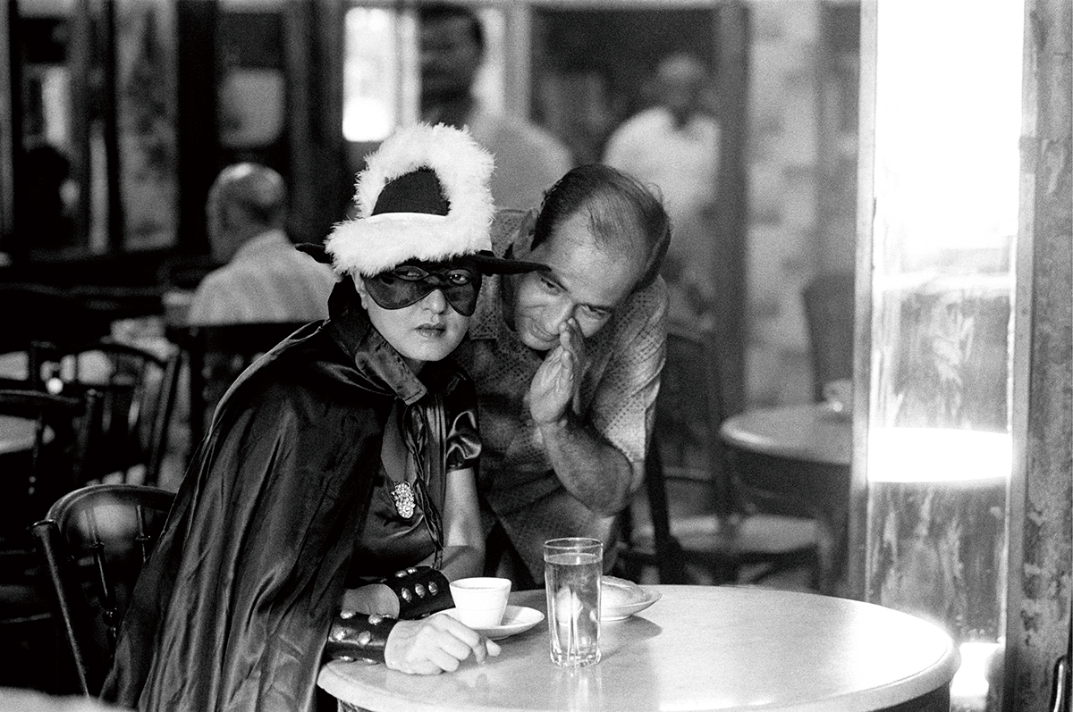 「ファントム レディ あるいはキスメット」シリーズより。1930〜40年代に俳優やスタントパーソンとして活躍した女性たちへのオマージュを込め、フィルム・ノワール時代の映画的描写を模した24枚のモノクロ写真で構成される。『Phantom Lady or Kismet』No.４　1996-98年　© Pushpamala N