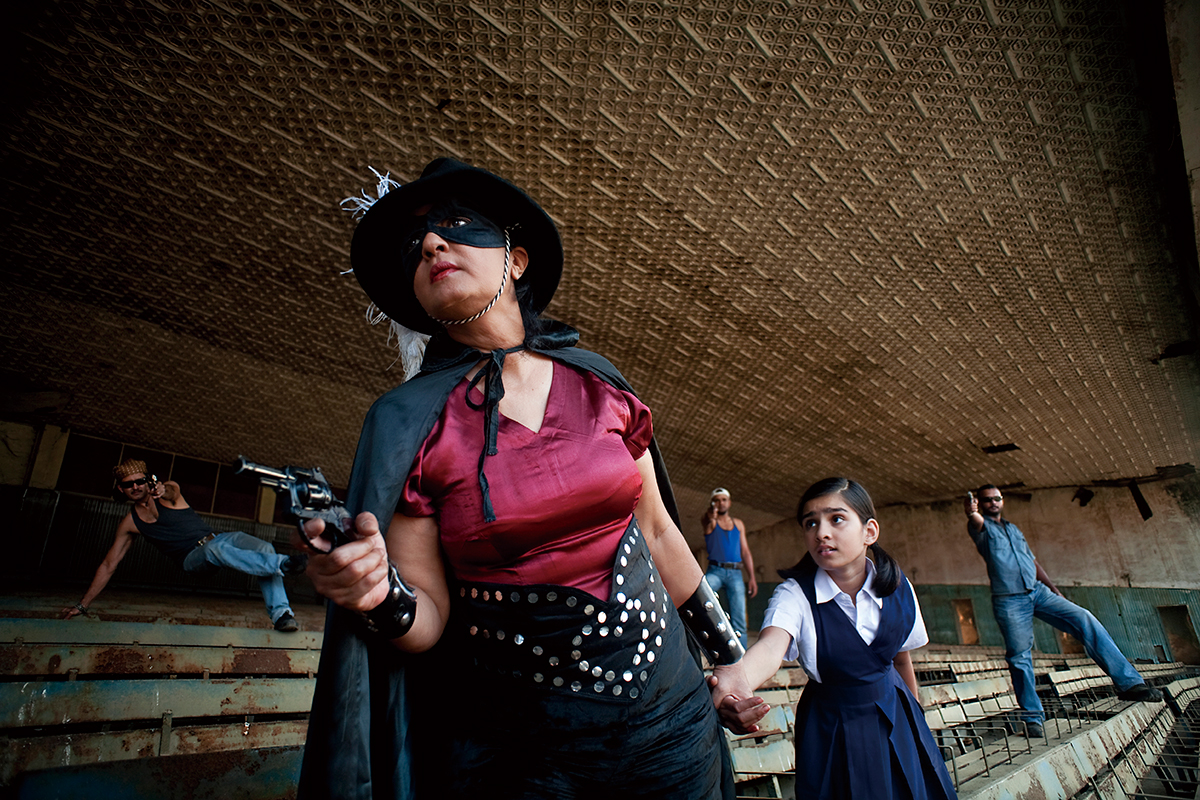 「帰ってきたファントム レディ」シリーズより。「ファントム レディ あるいはキスメット」の続編として、再開発により変貌を遂げたムンバイの姿にも光を当てるカラー作品。『Return of Phantom Lady』2012年　© Pushpamala N