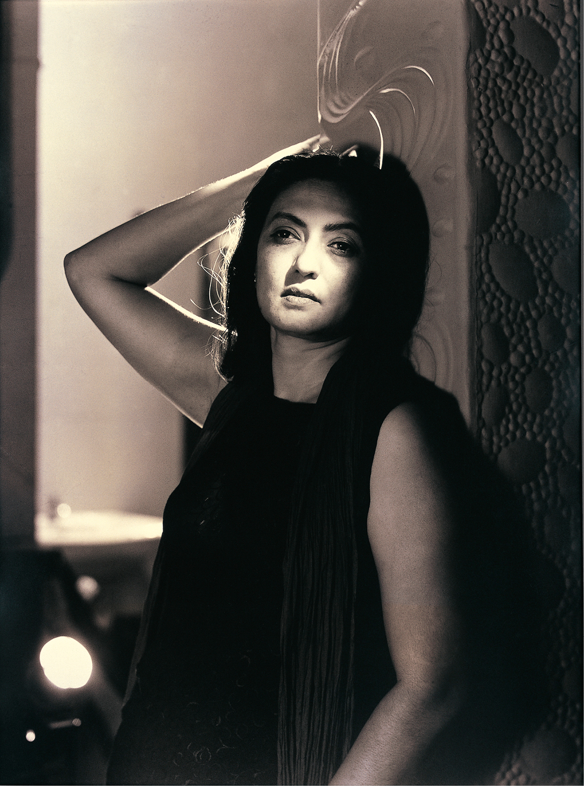 「ナヴァラサ スイート」シリーズより。インド古典芸術の感情理論「ラサ」をテーマに、リアリズムよりファンタジーや物語性を重視し、近代化に影響を与えてきたインドの写真史に光を当てる。『「Shringara/恋情」The Navarasa Suite from the series Bombay Photo Studio』2000-03年　© Pushpamala N