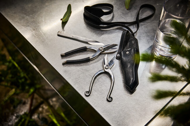 （上）厚みがあり削る作業も安定する花小刀。（中）下向きに切るように設計された鋏は使いこなすまでに時間がかかる。鋏の持ち手のレザーグリップもエルメスでオーダー。（下）細かいアレンジに使用する小さめの花鋏。