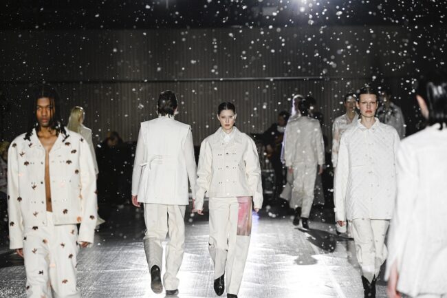 平和への想いを象徴するするようなホワイトデニムで飾ったフィナーレ。