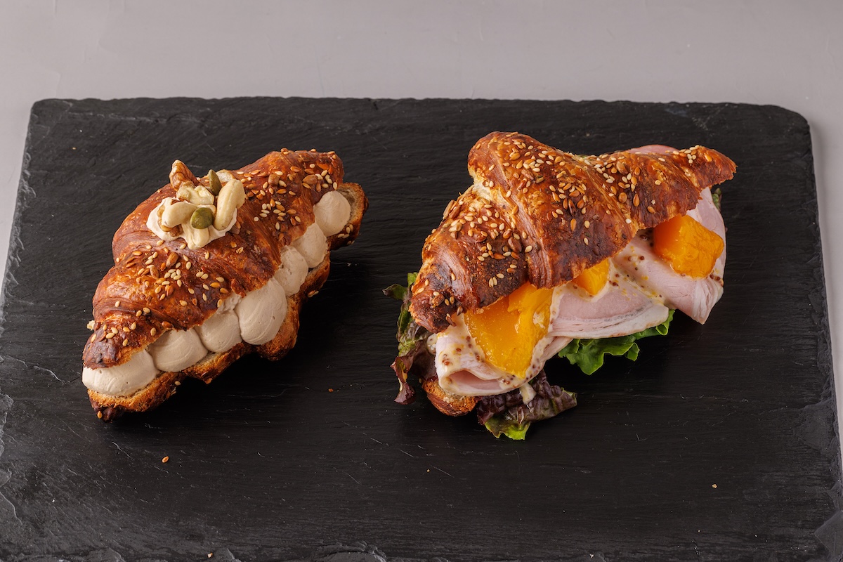 五穀クロワッサンサンドイッチ（¥880~）