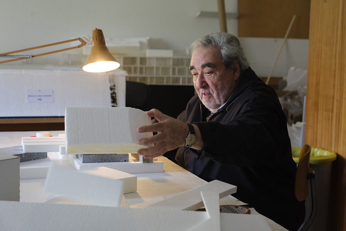 ポルトガル・ポルトの事務所にて　2025年４月 At his office in Porto, Portugal, April 2025　Photo: Shun Kambe © The Japan Art Association