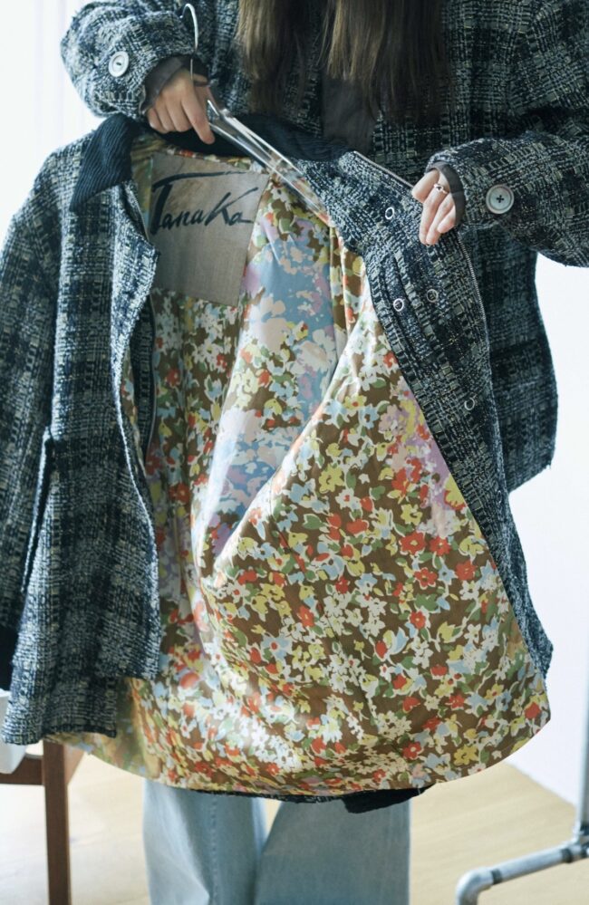 裏地は明るいフラワープリントをカモフラージュ柄に落とし込み、ハッピーなムードに