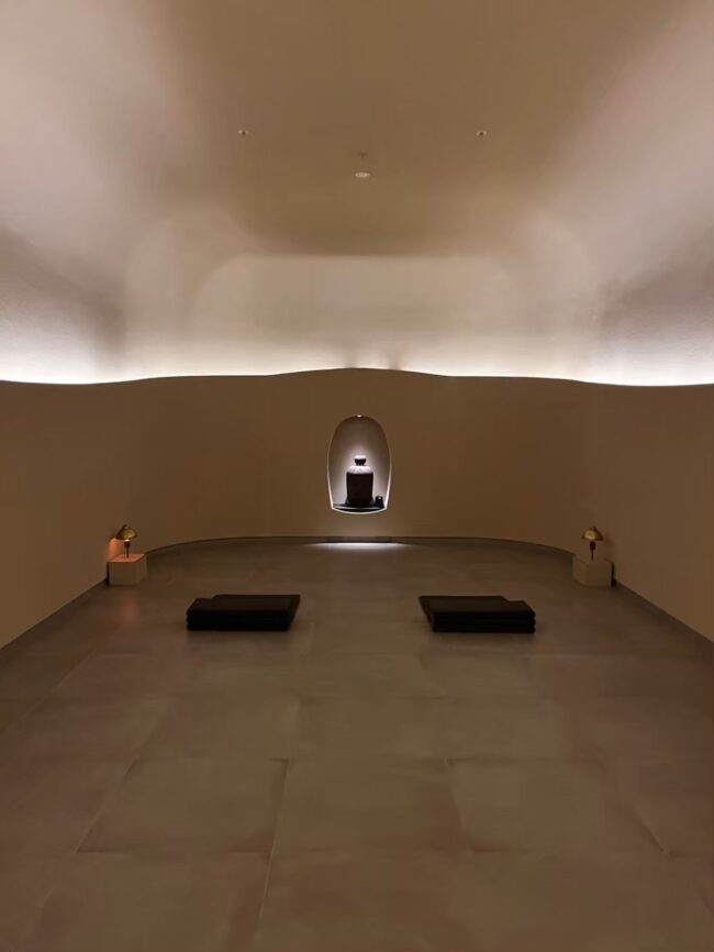 「ノーガホテル 清水 京都」内のメディテーションルームにて、LOVE it ONCE MOREの御守り作りのワークショップを開催する。