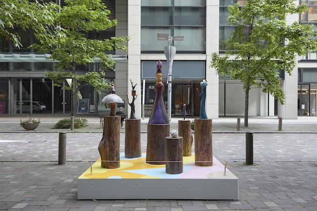 山本桂輔 日本 『眠りながら語らい、歌う』2025 ブロンズ、塗料