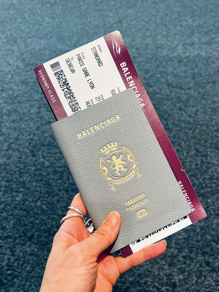 パスポート ロングウォレット 1チケット ¥107,800(予定価格)/ Balenciaga (バレンシアガ クライアントサービス)