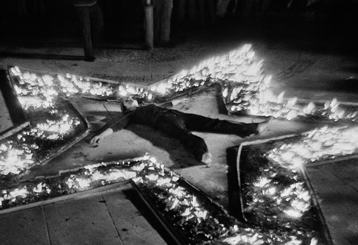 マリーナ・アブラモヴィッチ 《リズム5》 1974年 Marina Abramović, Rhythm 5, 1974 Performance 90 Minutes Student Cultural Center, Belgrade Photo: Nebojsa Cankovic
Courtesy of the Marina Abramović Archives