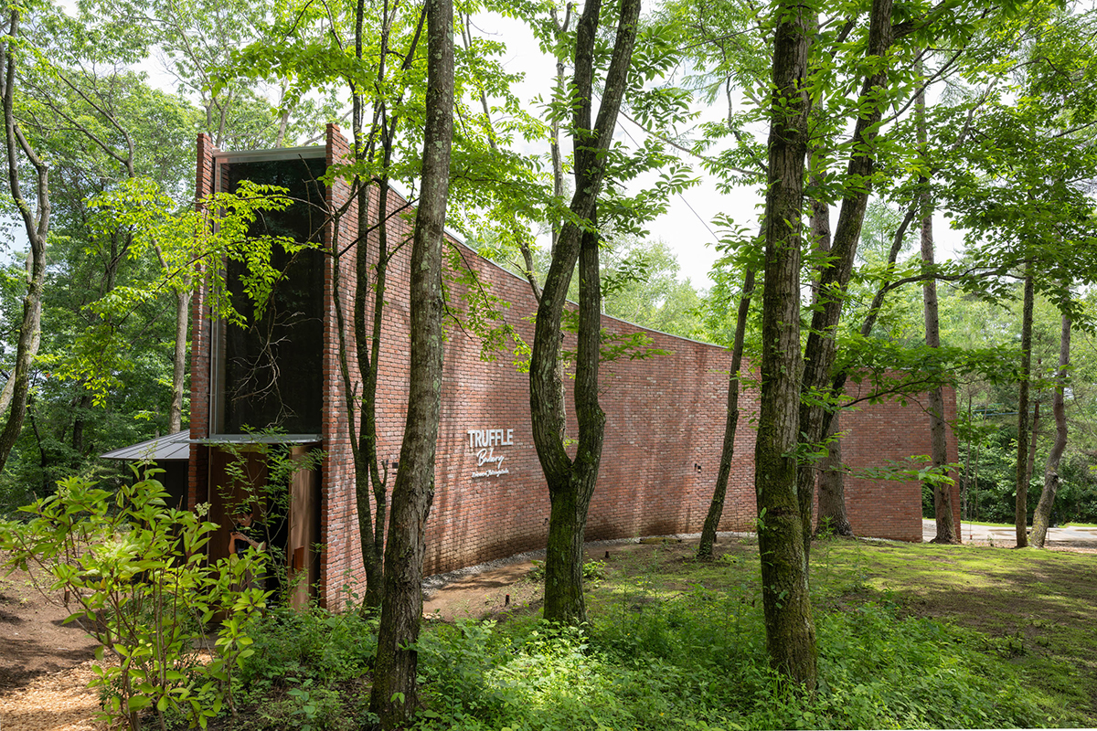 カフェを抜けるとパン屋さんの入り口へ♡