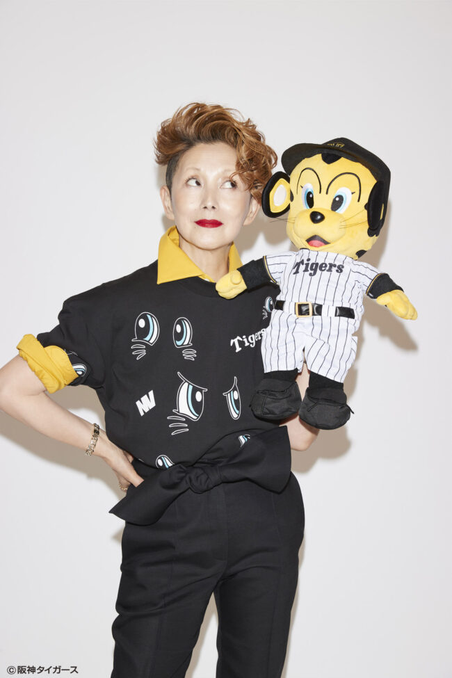 阪神甲子園球場出身のマスコット、トラッキーと一緒に Photo by Keiichi Nitta