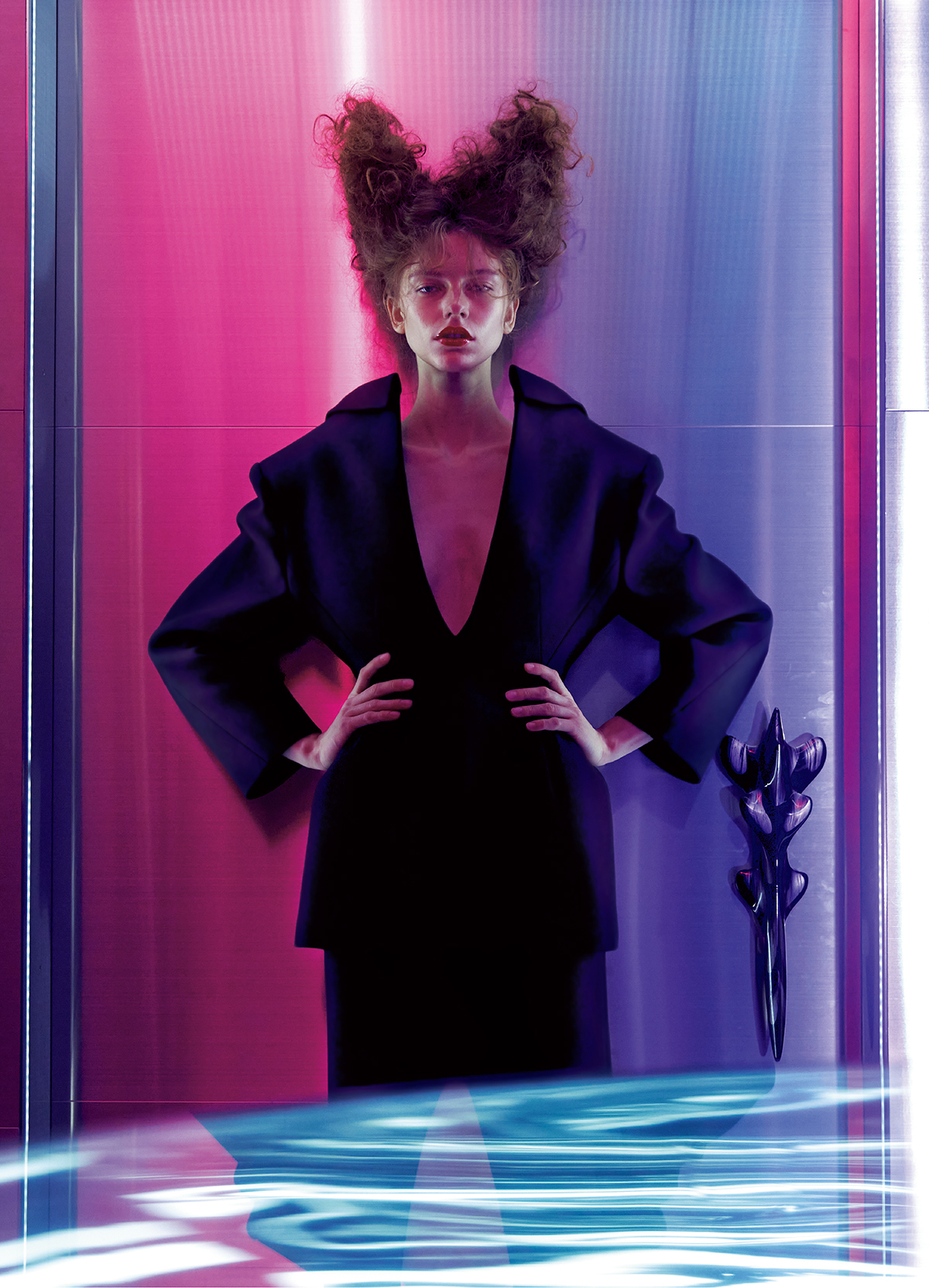 ジャケット￥1,210,000（参考価格）　スカート￥272,800／ともにGivenchy by Sarah Burton（ジバンシィ ジャパン）